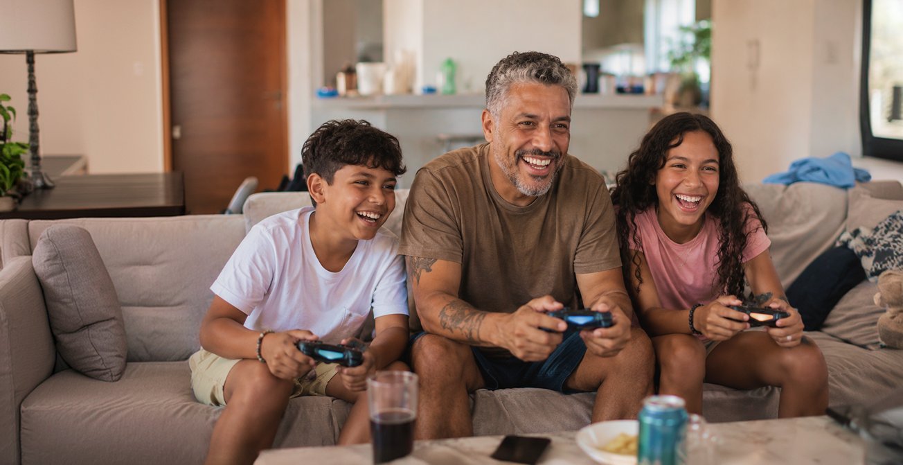 Pai e filhos jogando videogame no Dia dos Pais com a Weclix